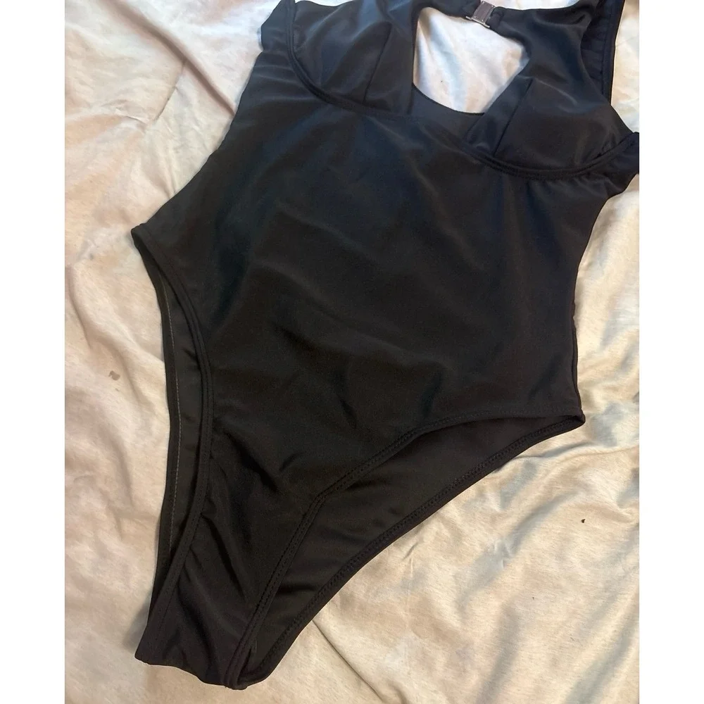 NEW Women's Solid Black‎ Large Keyhole Front One Piece Swimsuit, Small